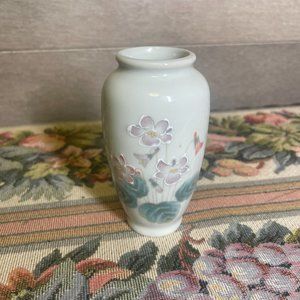 Otagiri Vase, named Violet It is delicate in and handpainted the Japanese Style
